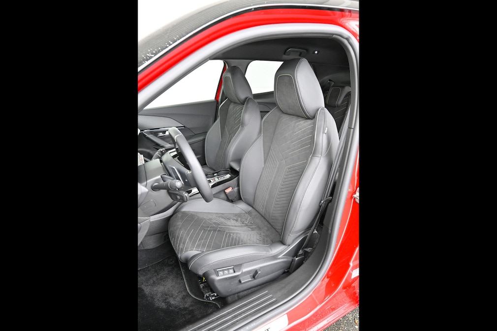 Peugeot 2008 Hybrid 145 e-DSC6