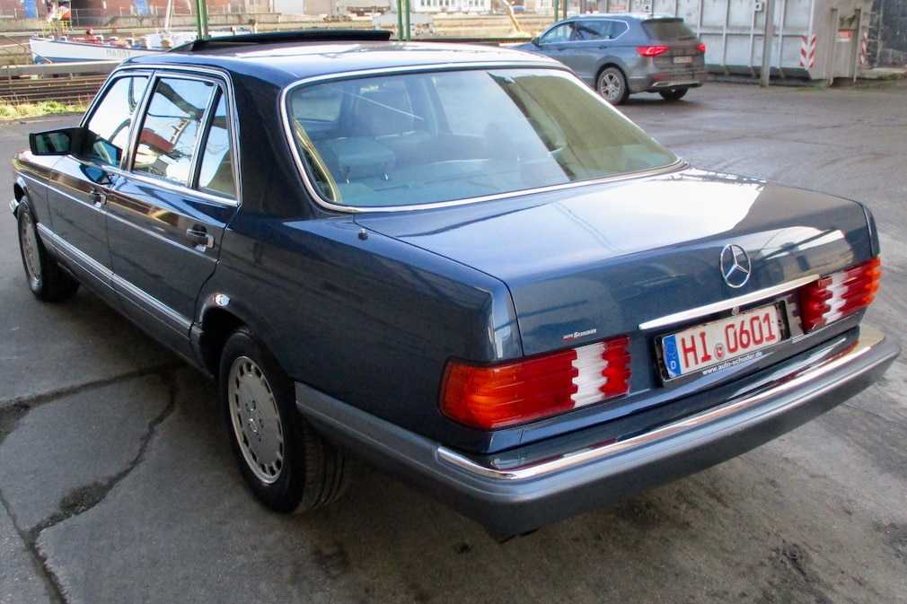 Mercedes-Benz 420 SEL (W126) stehend schräg von hinten
