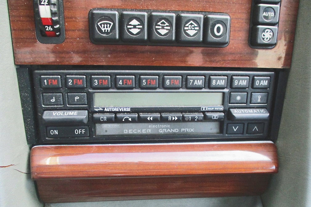 Mittelkonsole des Mercedes-Benz 420 SEL (W126) mit Radio und Aschenbecher