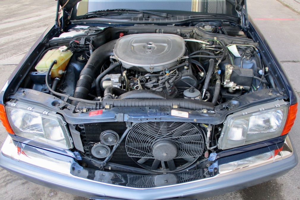Motor und Motorraum des Mercedes-Benz 420 SEL (W126)