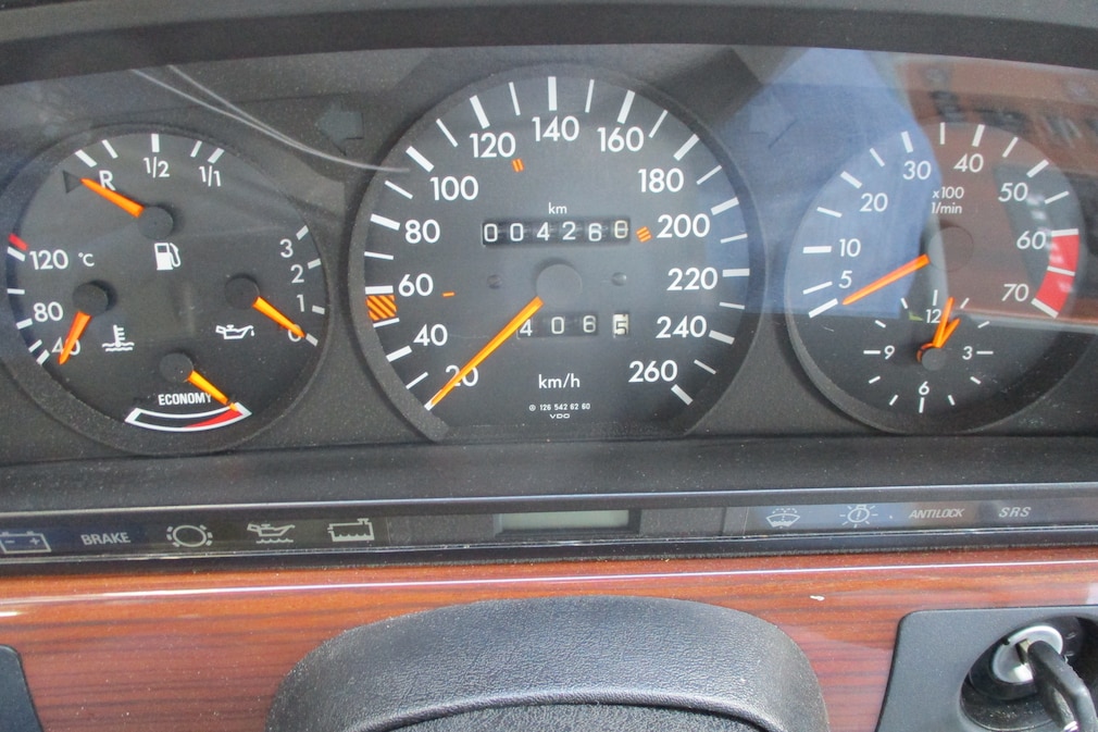 Tacho, Kilometerzähler und Instrumente des Mercedes-Benz 420 SEL (W126)
