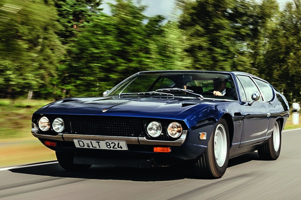 Lamborghini Espada fahrend von schräg vorn