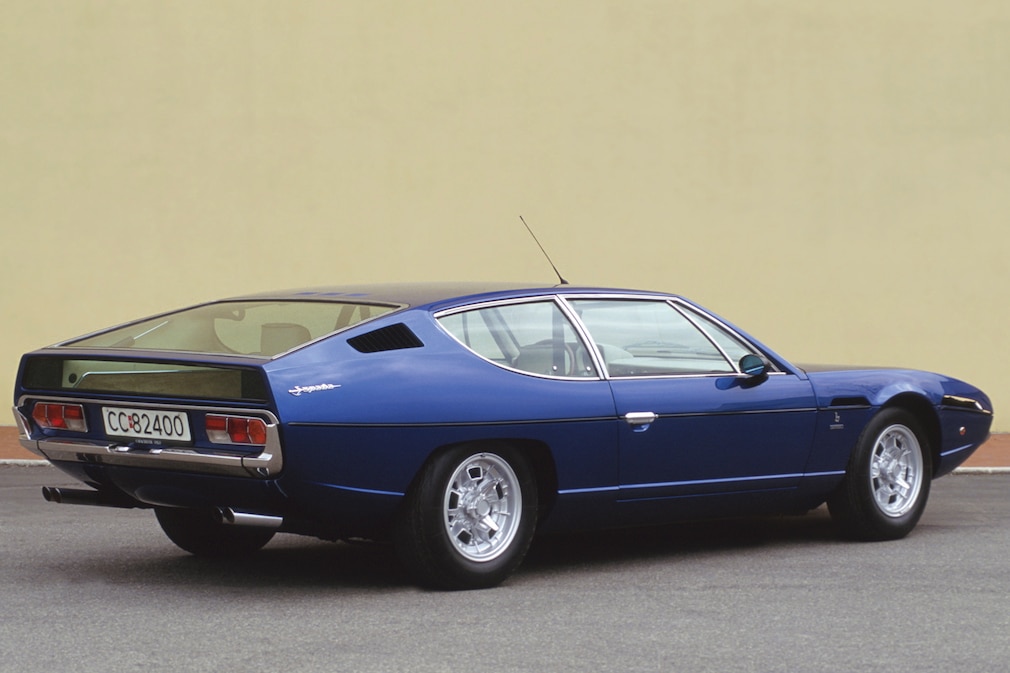 Lamborghini Espada stehend von schräg hinten