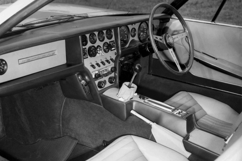 historisches Schwarzweißfoto: Cockpit des Jaguar Pirana by Bertone