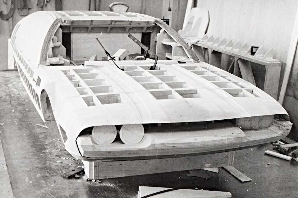 historisches Schwarzweißfoto: Holzform für die Karosserie