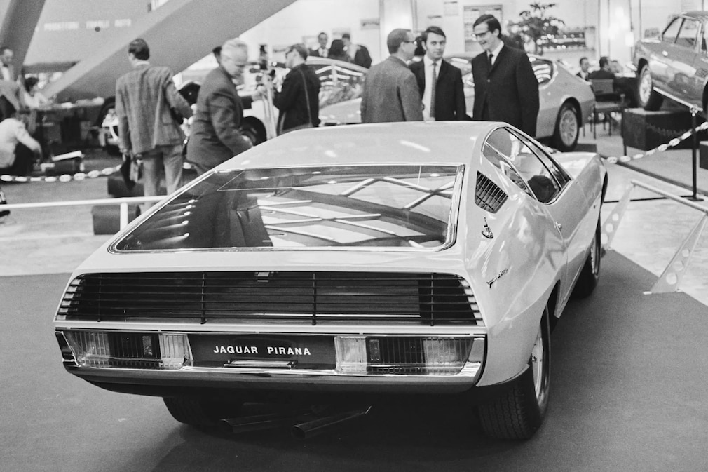 historisches Schwarzweißfoto: Jaguar Pirana auf der Messe, von hinten
