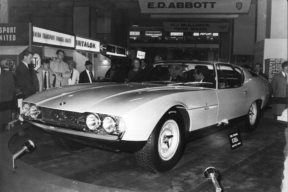 historisches Schwarzweißfoto: Jaguar Pirana auf der Messe