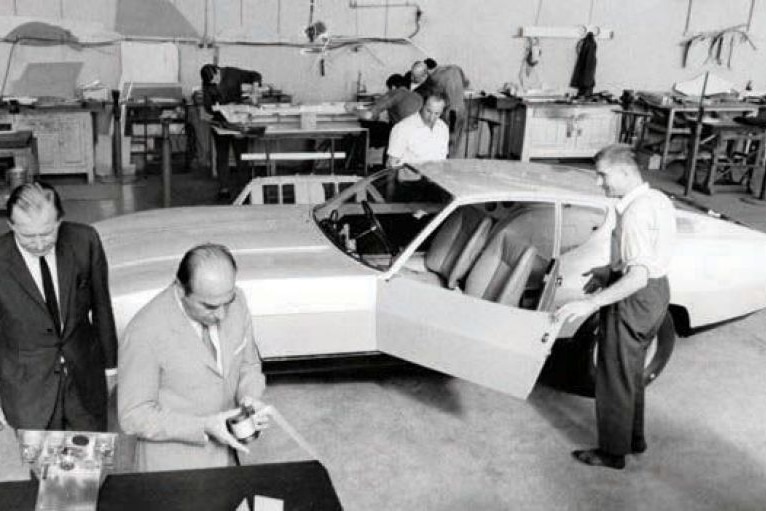 historisches Schwarzweißfoto: Werkstatt bei Bertone, während der Pirana entsteht