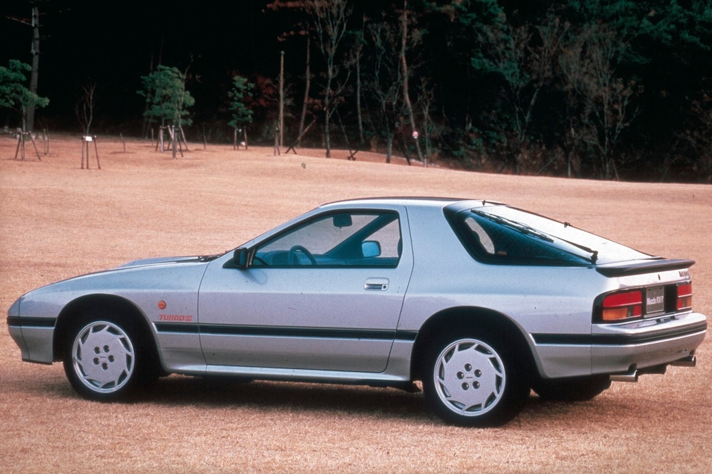 Mazda RX-7 (FC3S) stehend seitlich leicht von hinten