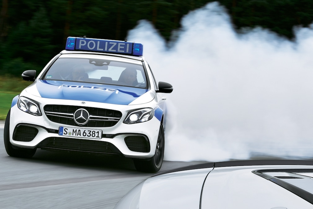 Mercedes E 63 AMG als Polizeiauto im Drift