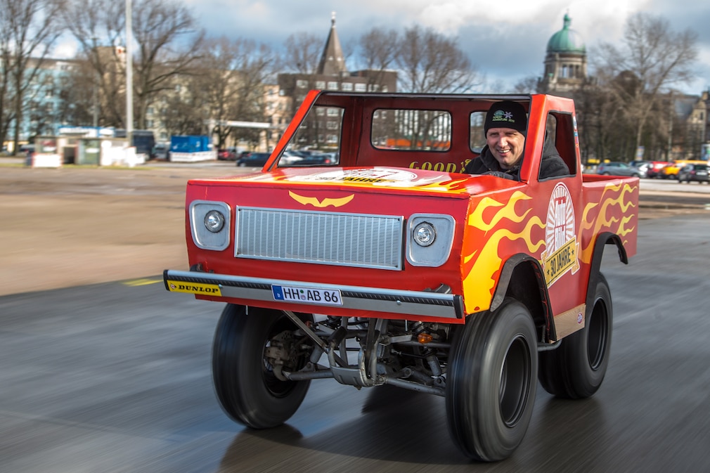 Mini-Pick-up fahrend schräg von vorn