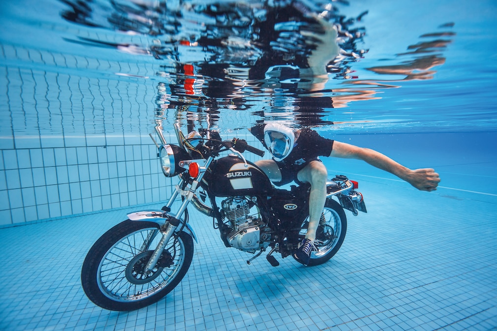 Motorrad unter Wasser im Swimmingpool