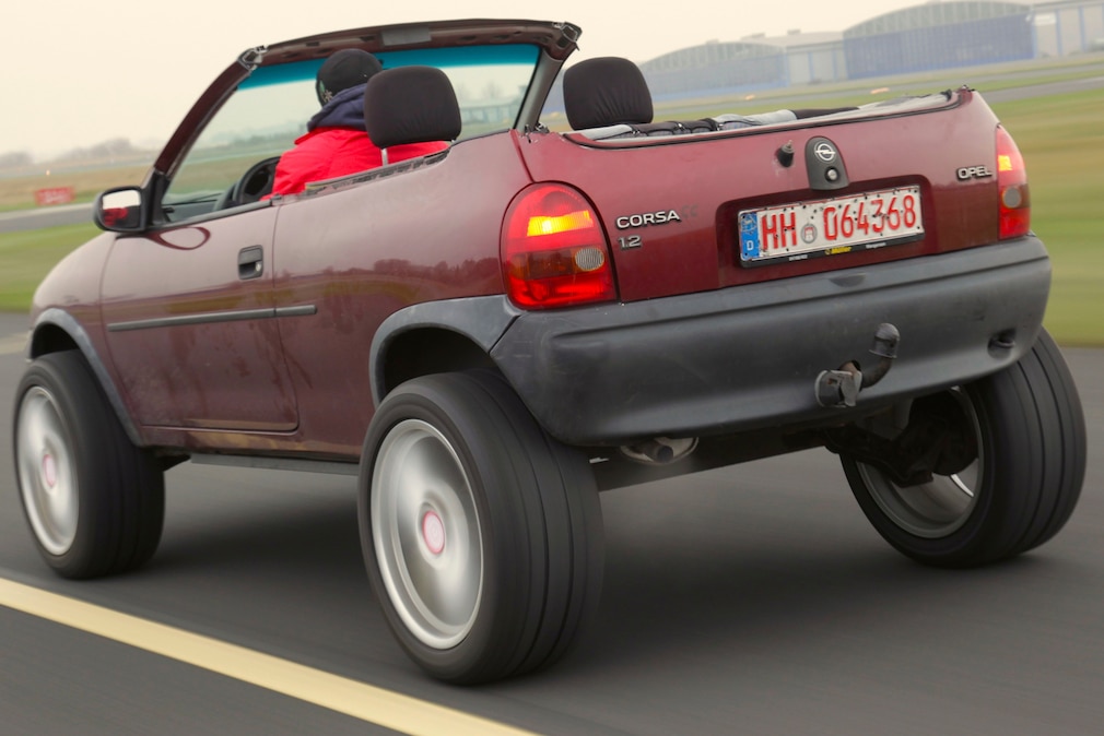 Opel Corsa B Cabrio-Umbau fahrend schräg von hinten