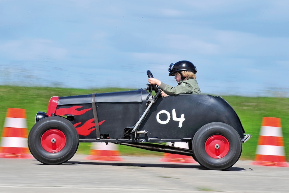 Selbstgebauter Hinter-Hot-Rod fahrend von der Seite
