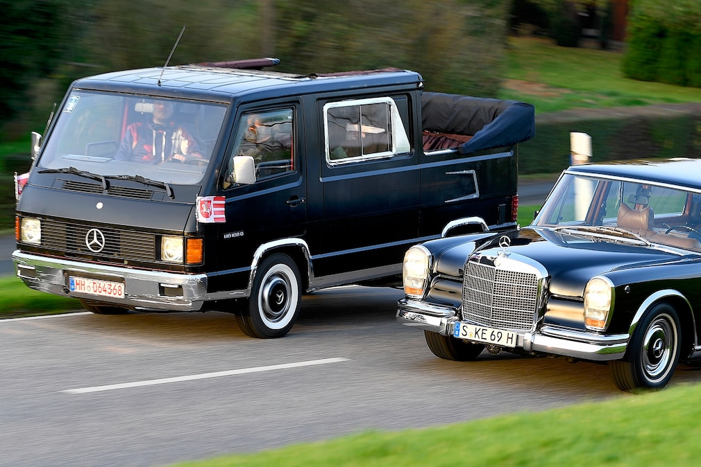 Umgebauter Mercedes-Benz MB100 im Still eines Mercedes 600 Landaulet – und ein Mercedes 600 Landaulet