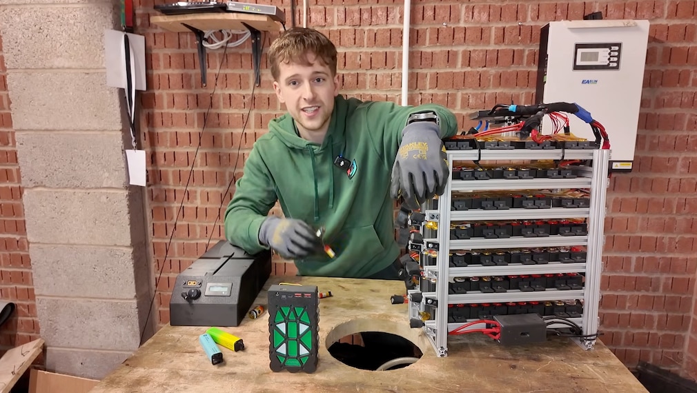 Reva mit Selbstbau Elektroauto-Akku aus gebrauchten E-Zigaretten von Youtuber Chris Doel