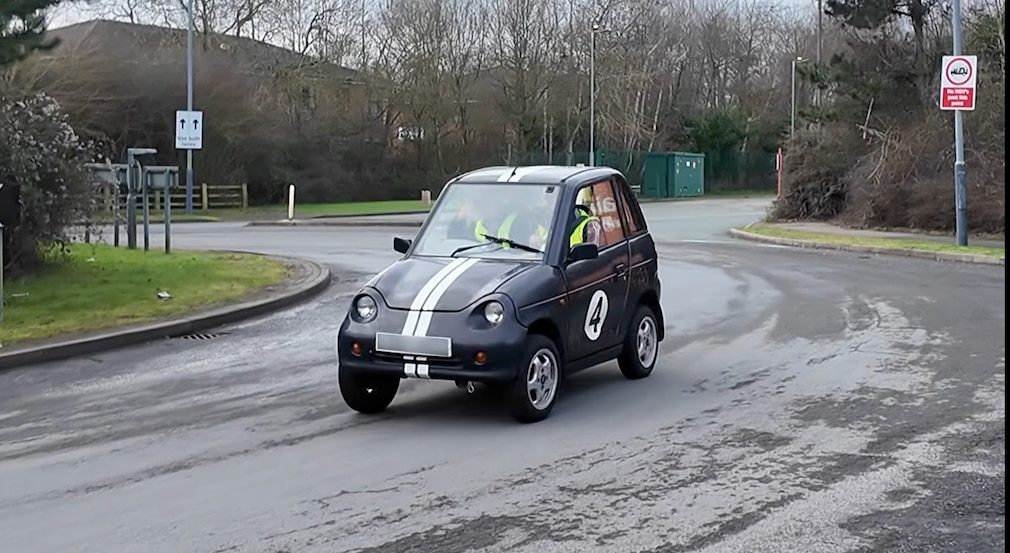 Reva mit Selbstbau Elektroauto-Akku aus gebrauchten E-Zigaretten von Youtuber Chris Doel