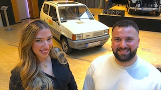 Amina El Idelbi (25) und Muhamad Thabet (28) und ihr Fiat Panda 34 Baujahr 1982 aus der Oldtimerspendenaktion 2025 bei der Preisübergabe 2026