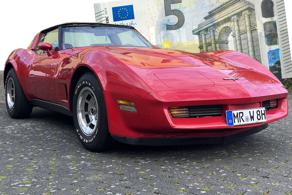Chevrolet Corvette C3 stehend schräg von vorn