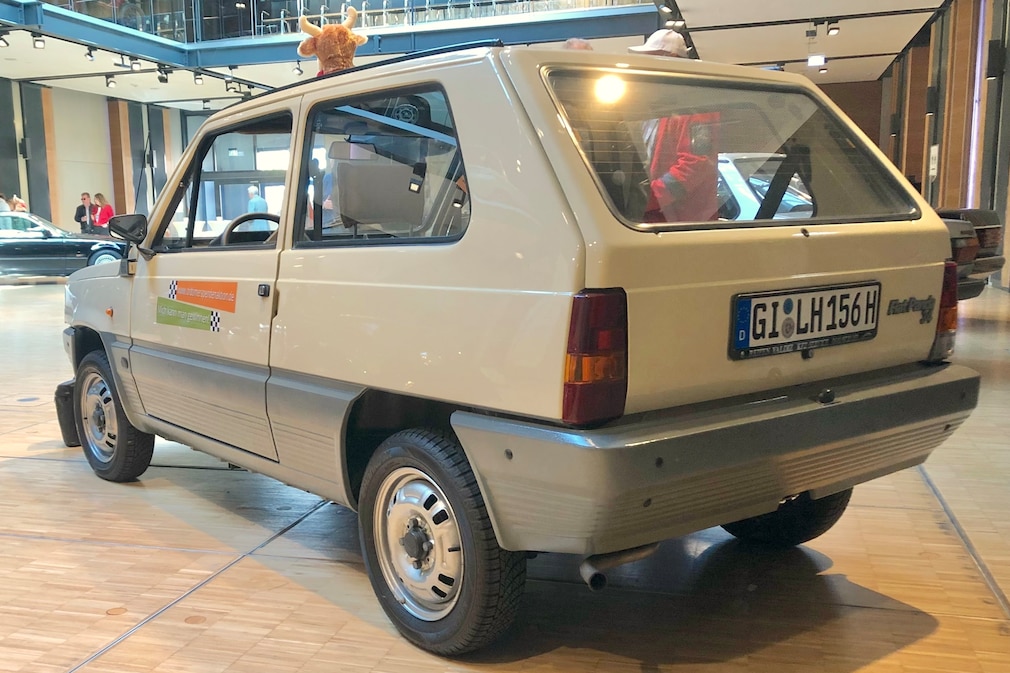 Der Fiat Panda 34 Baujahr 1982 stehend schräg von hinten