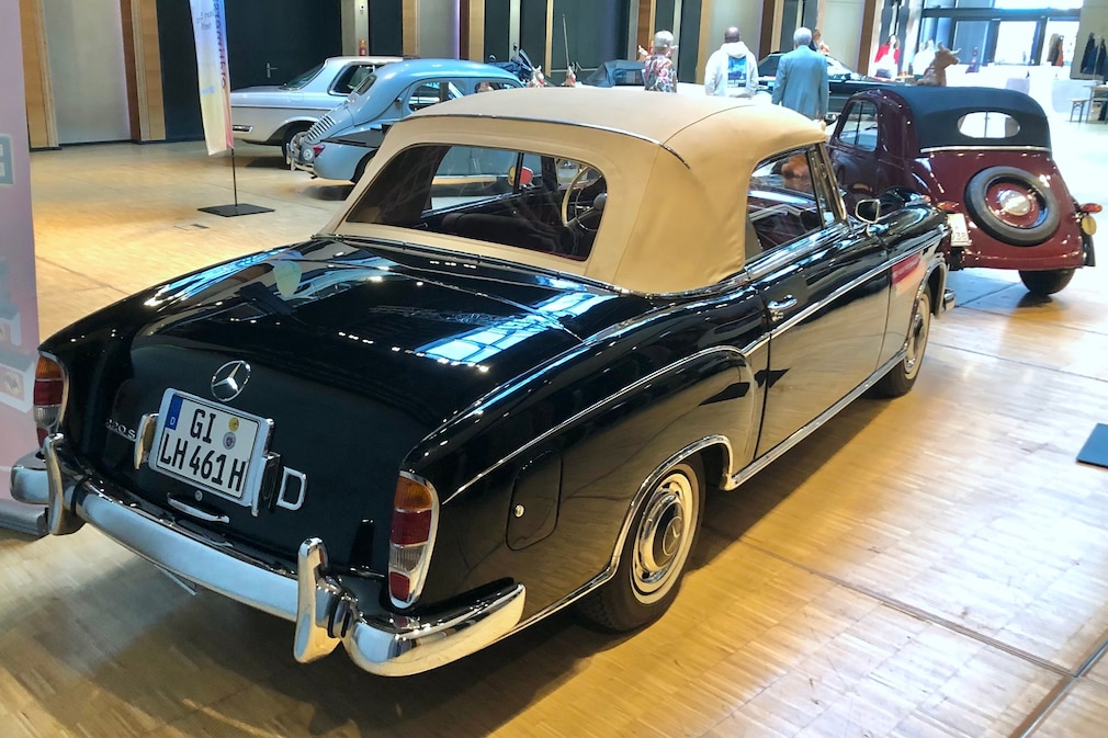 Mercedes 220 S Cabriolet stehend von schräg hinten