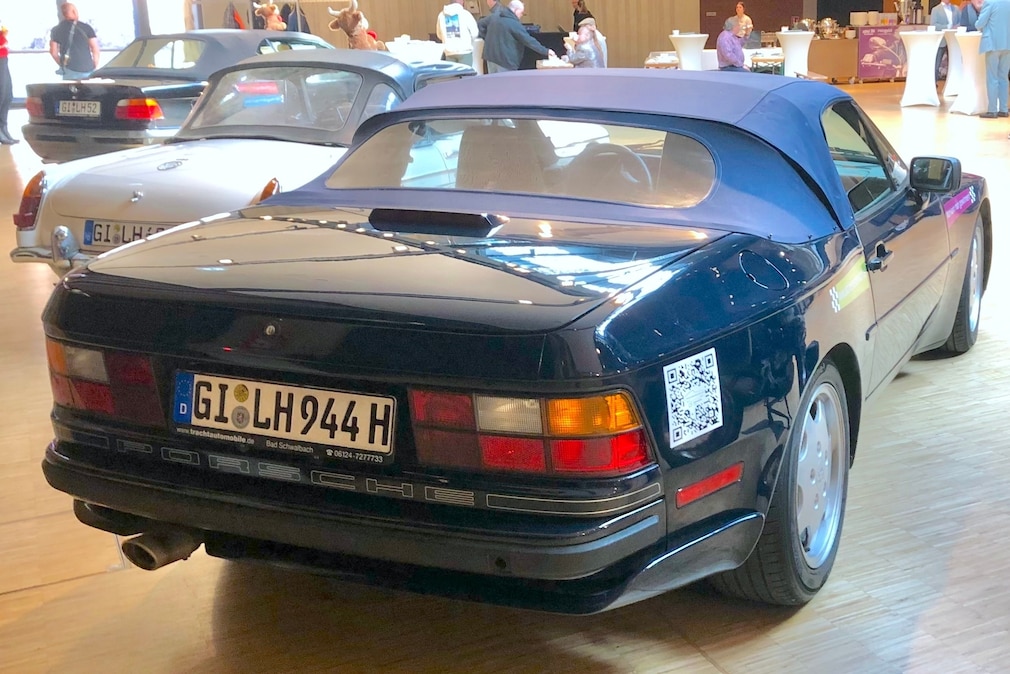 Porsche 944 S2 Cabrio stehend schräg von hinten