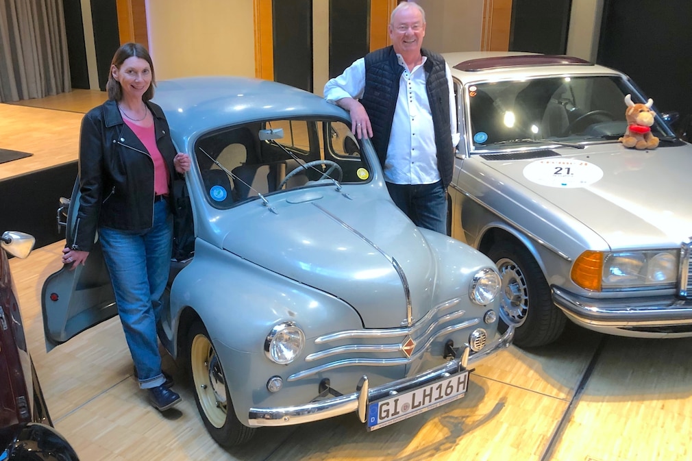 Renault 4 CV mit Besitzerpaar stehend von schräg vorn