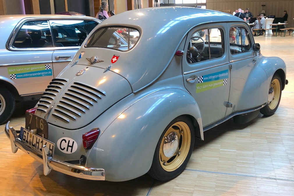 Renault 4 CV stehend von schräg hinten