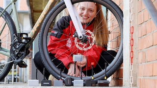 Alle Pumpenmodelle auf einem Blick mit der Testerin dahinter