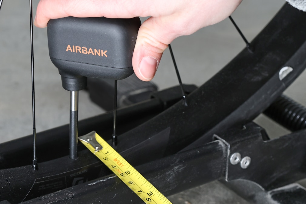 Die Airbank-Akkupumpe auf dem Ventil.