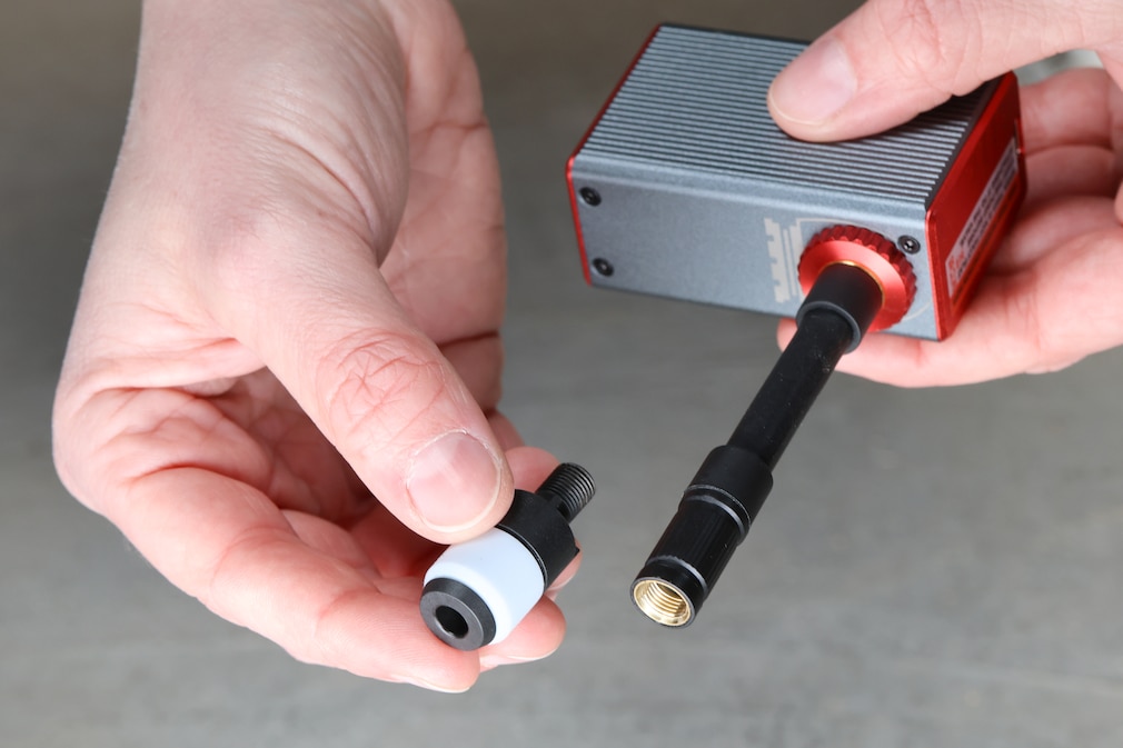 Die Silca-Pumpe mit Schlauch, daran wird der Schwalbe-Clik-Adapter gehalten.