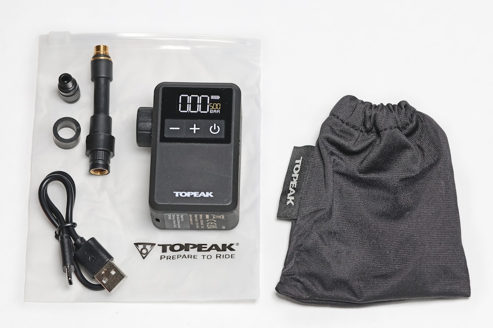Die Topeak-Pumpe mitsamt Zubehör.