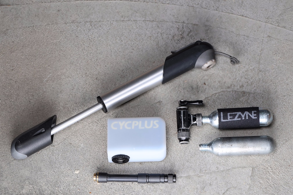 Im Vergleich: Die Cycplus-Pumpe mit Schlauch, eine Handpumpe und zwei CO2-Kartuschen.