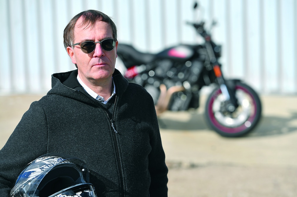 AUTO BILD-Redakteur Matthias Moetsch mit Motorradhelm vor einem Motorrad