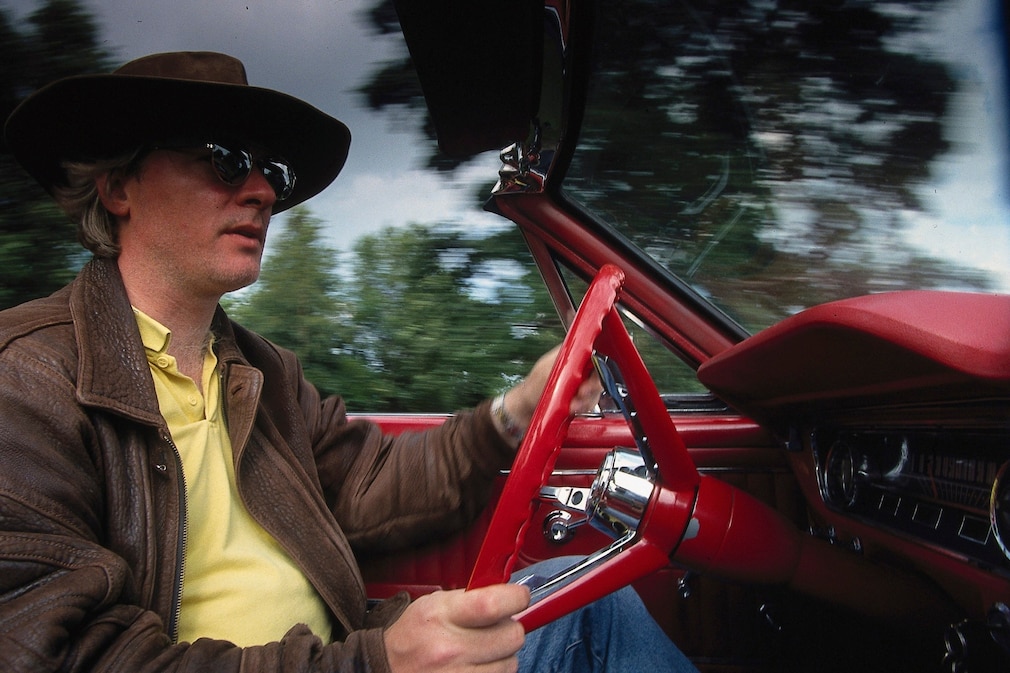AUTO BILD-Redakteur Michael Neschki am Steuer seines Ford Mustang