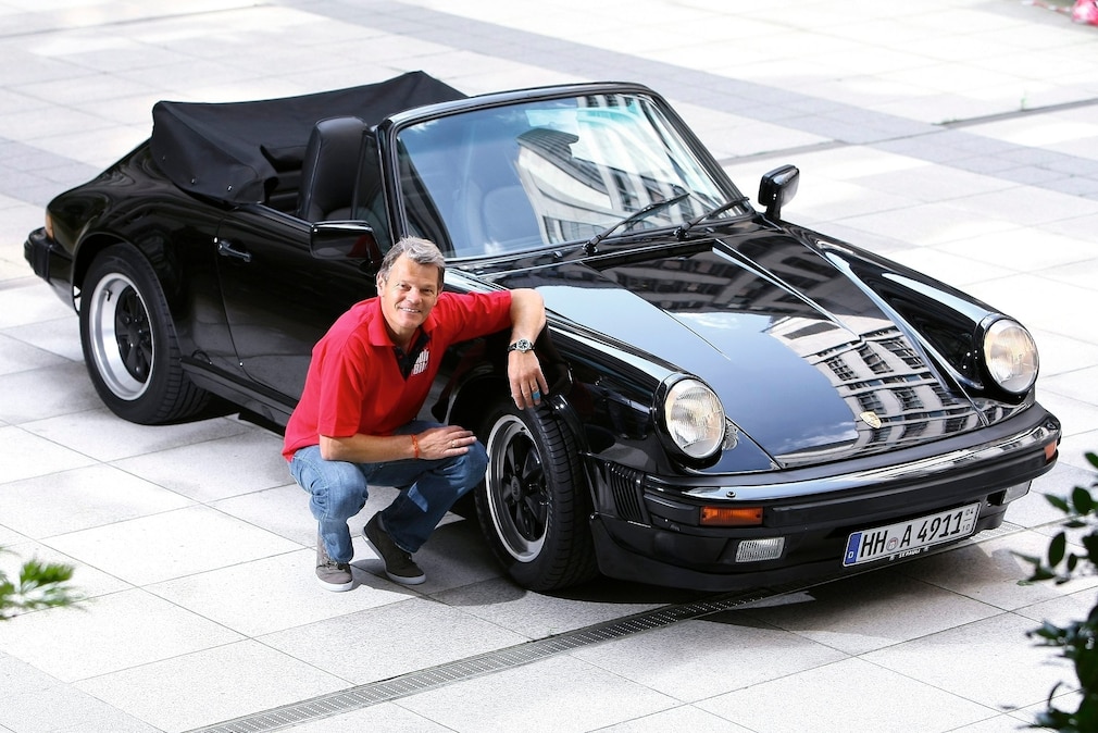 AUTO BILD-Redakteur Tomas Hirschberger an seinem Porsche 911 Cabrio