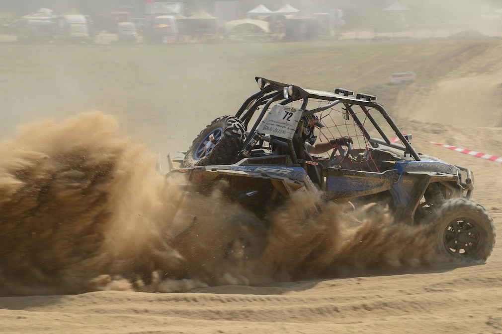 All-Terrain Vehicle wirbelt viel Staub auf
