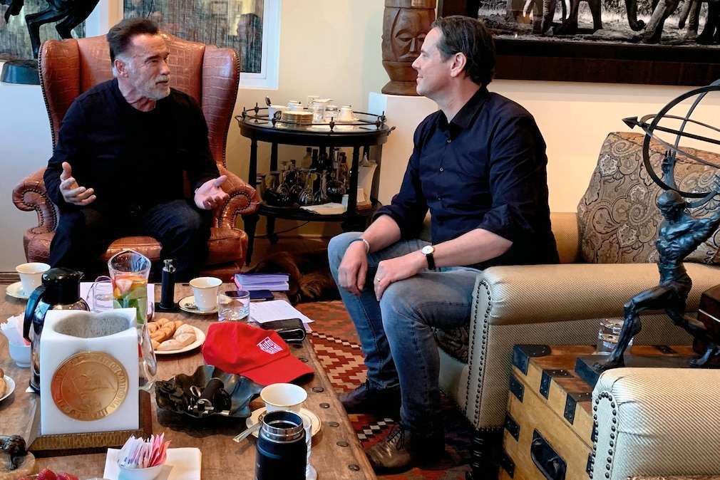 Arnold Schwarzenegger und AUTO BILD-Redakteur Hauke Schrieber beim Interview