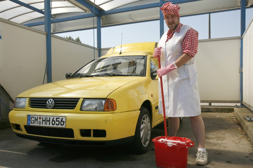 Bendix Krohn als Putzfrau verkleidet am Seat Inca.