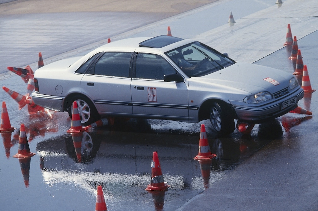Ford Scorpio legt bei Fahrsicherheitstraining einen Dreher hin