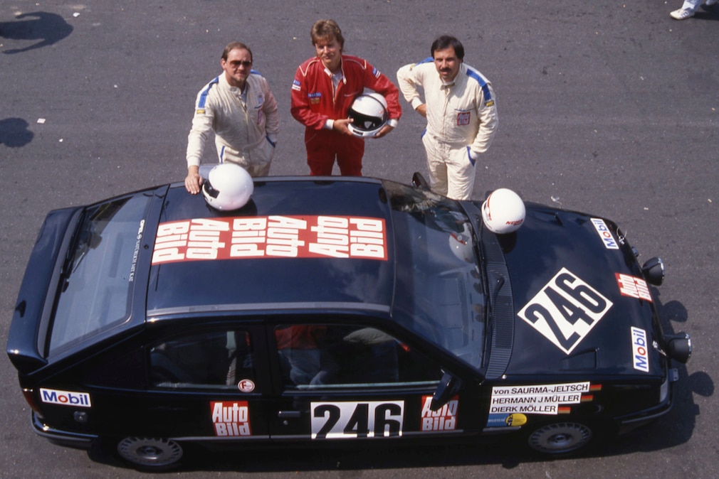 Horst Vieselmann, Dierk Möller und Hermann J. "Archie" Müller am Opel Kadett E GSi.