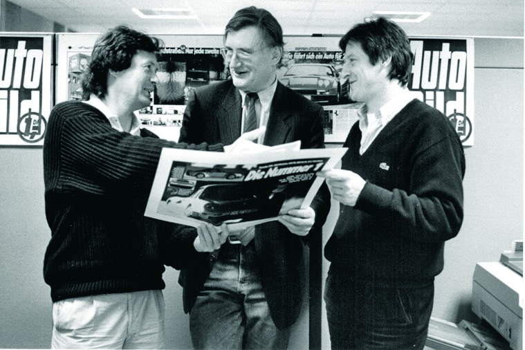 historisches Schwarzweißfoto: Werner Rudi (l.) mit Co-Chefredakteur Peter J. Glodschey (Mitte) und Nachfolger Peter Felske.