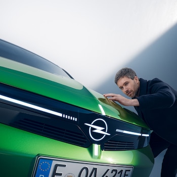 Mann mit OPEL Astra