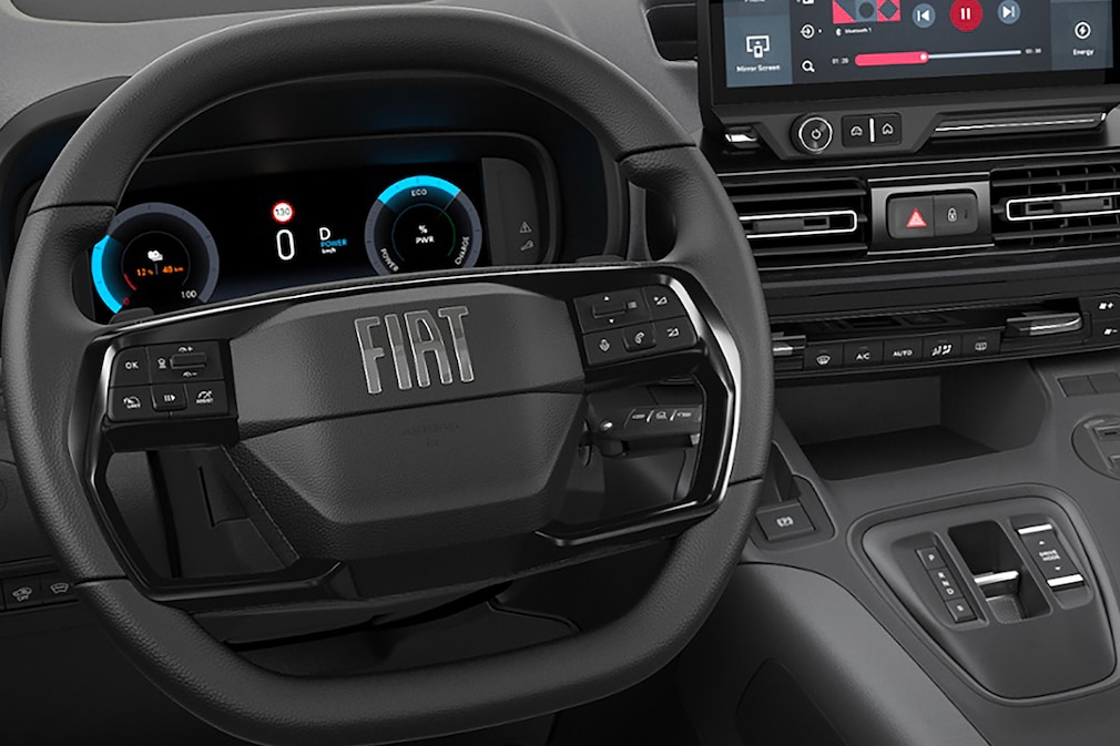 Fiat Qubo L Cockpit mit Digitaldisplay und Automatik-Wählhebel.