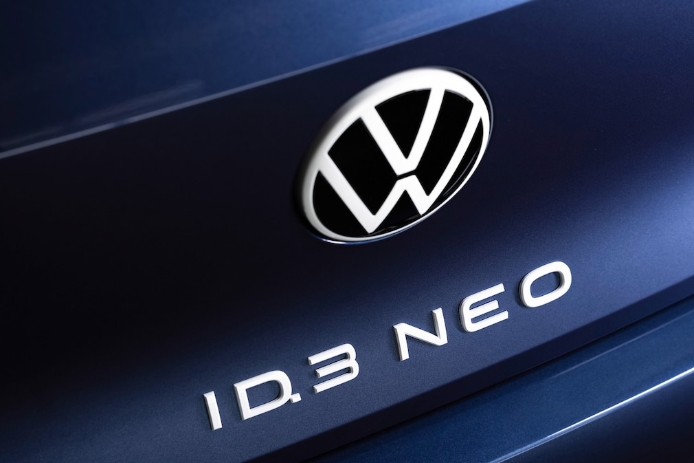VW-Logo und Schriftzug „ID.3 Neo“ auf blauem Heck.