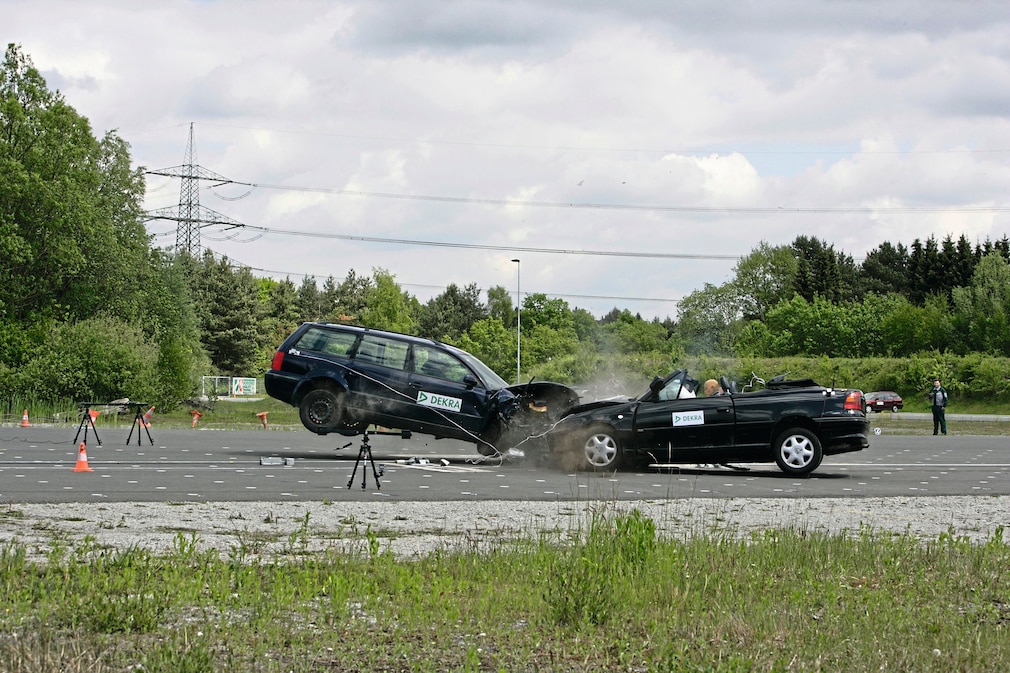 Opel Astra F Cabrio von 1997 im Crashtest
