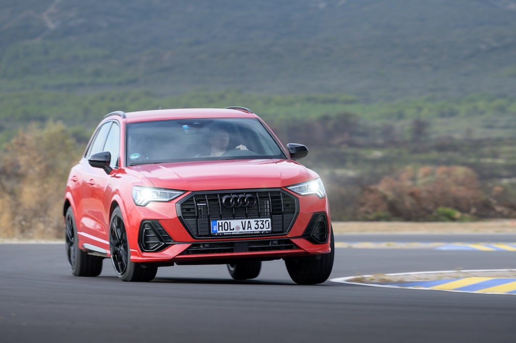 Der Testwagen fährt dynamisch um eine Linkskurve auf dem Handling-Parcous