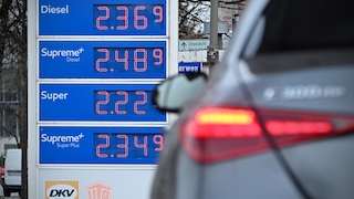 Höchsstäende beim Tanken: Massiv steigende Spritpreise wegen Iran Krieg Benzinpreise an einer Tankstelle in Muenchen