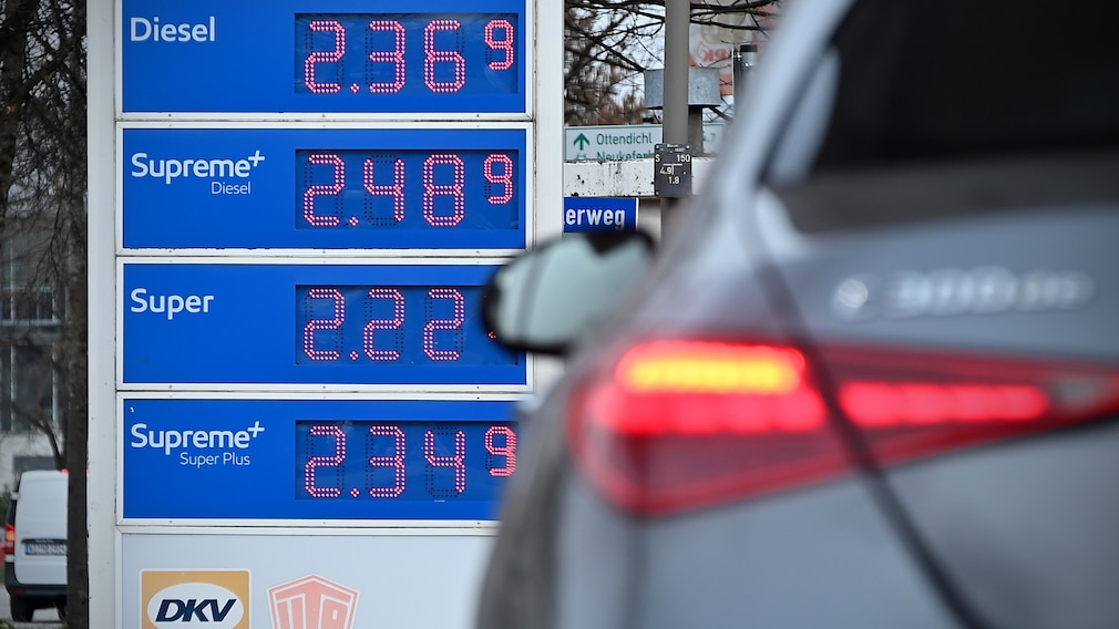 Höchsstäende beim Tanken: Massiv steigende Spritpreise wegen Iran Krieg Benzinpreise an einer Tankstelle in Muenchen