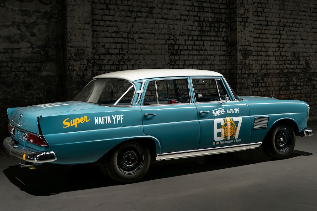 Mercedes 300 SE "Rennflosse" stehend schräg von hinten